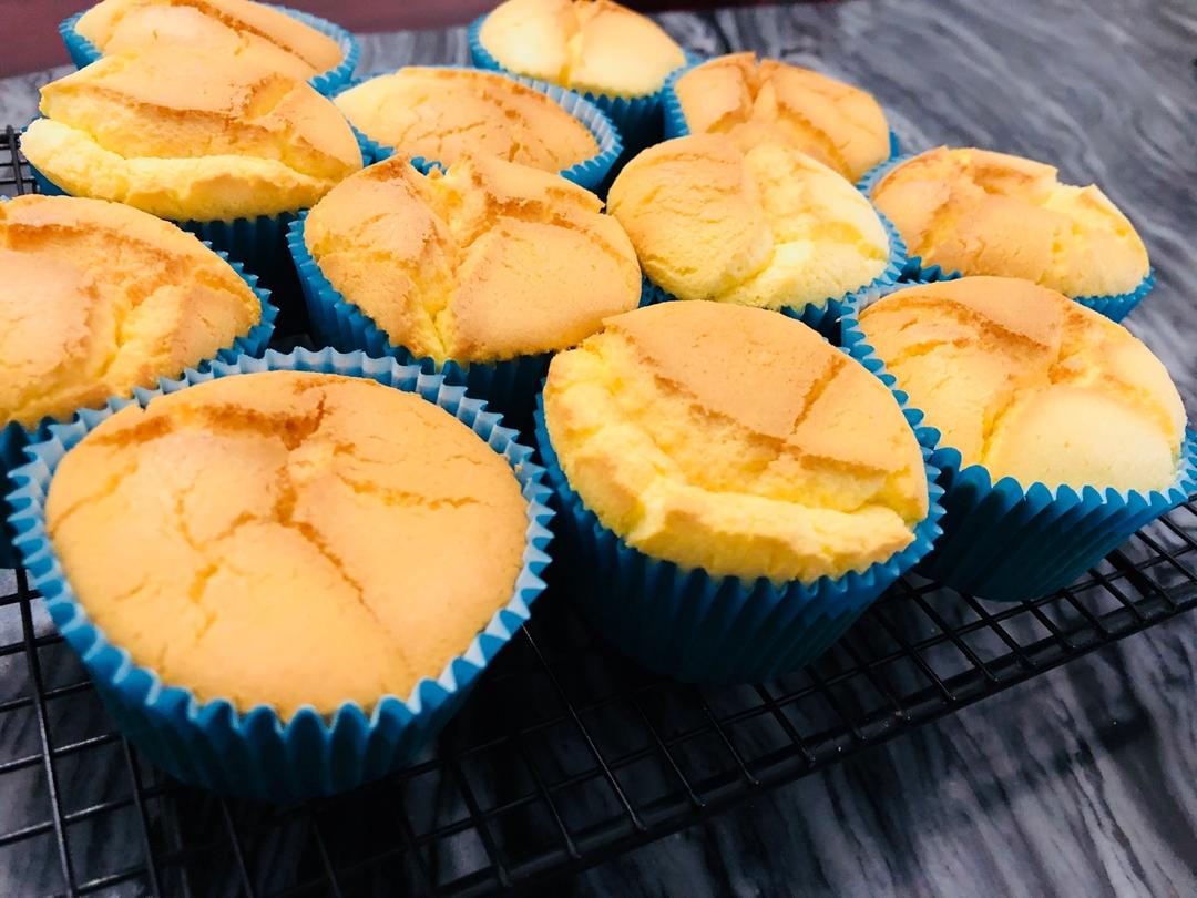 戚风杯子蛋糕^_^不开裂不回缩喔～