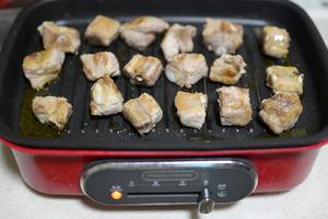 酱香干锅排骨虾的做法 步骤3