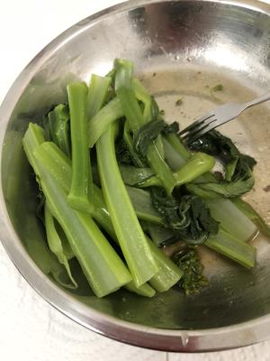 秋葵鲜菇牛扒+生炒脐菜心的做法 步骤3