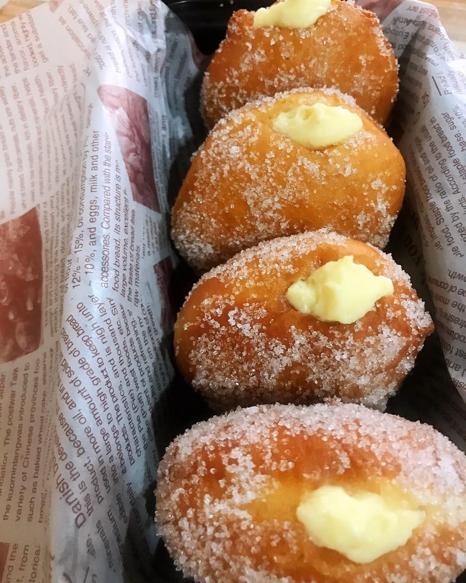 好吃到哭泣的甜甜圈VANILLA CREAM-FILLED DOUGHNUTS