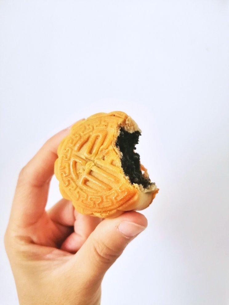 广式月饼—蛋黄芝麻月饼