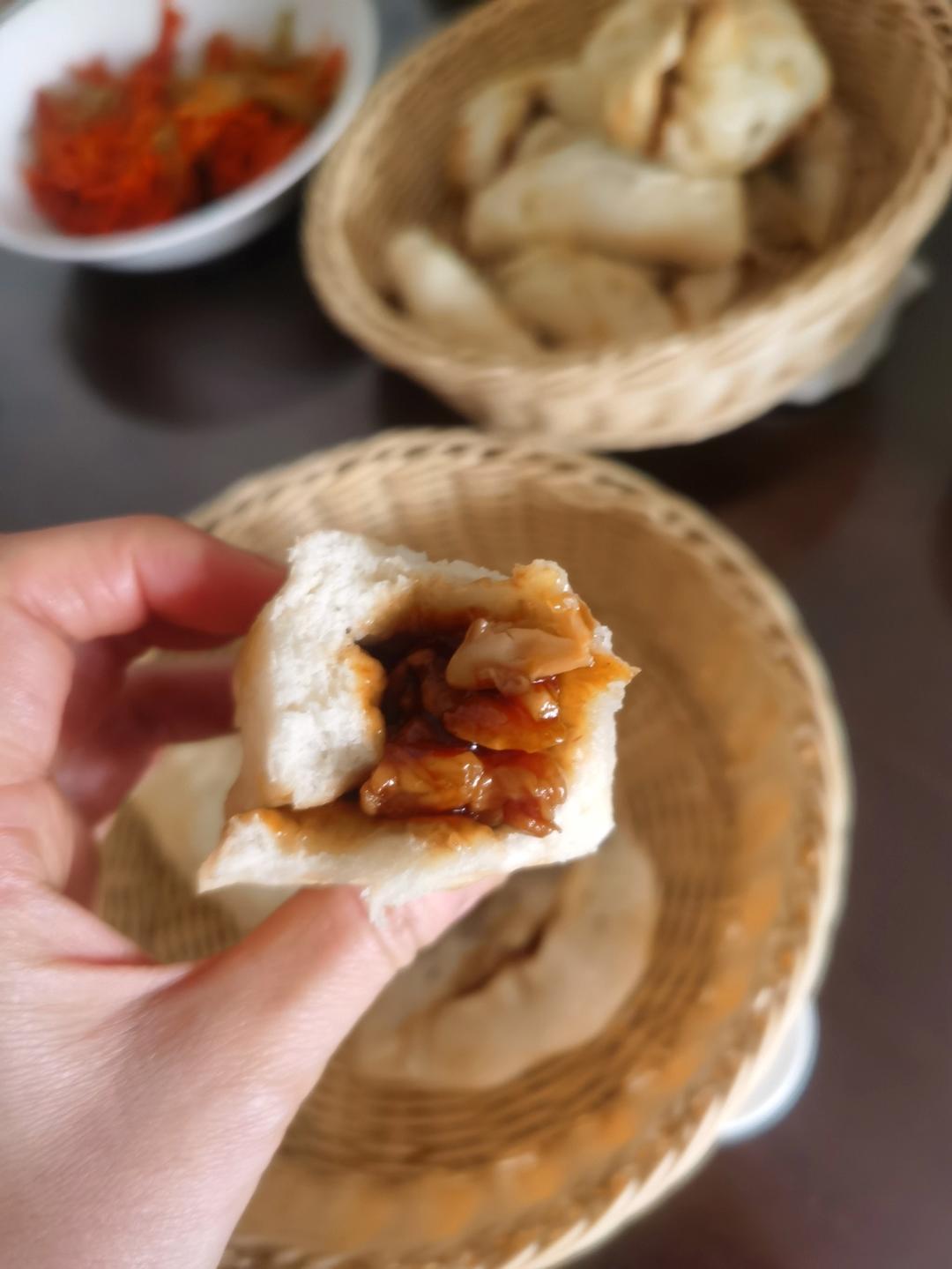 云朵般松软爆浆蜜汁叉烧包