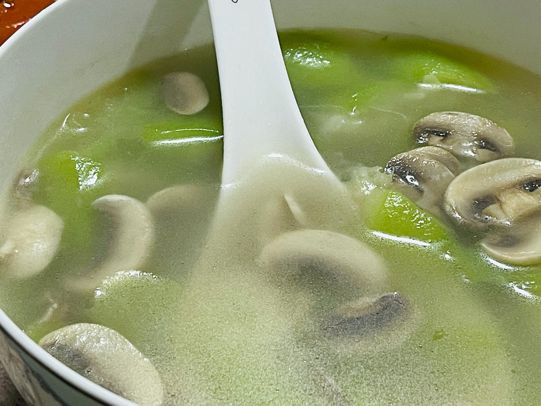汤鲜味美！适合天热喝的刮油神汤～丝瓜蘑菇汤