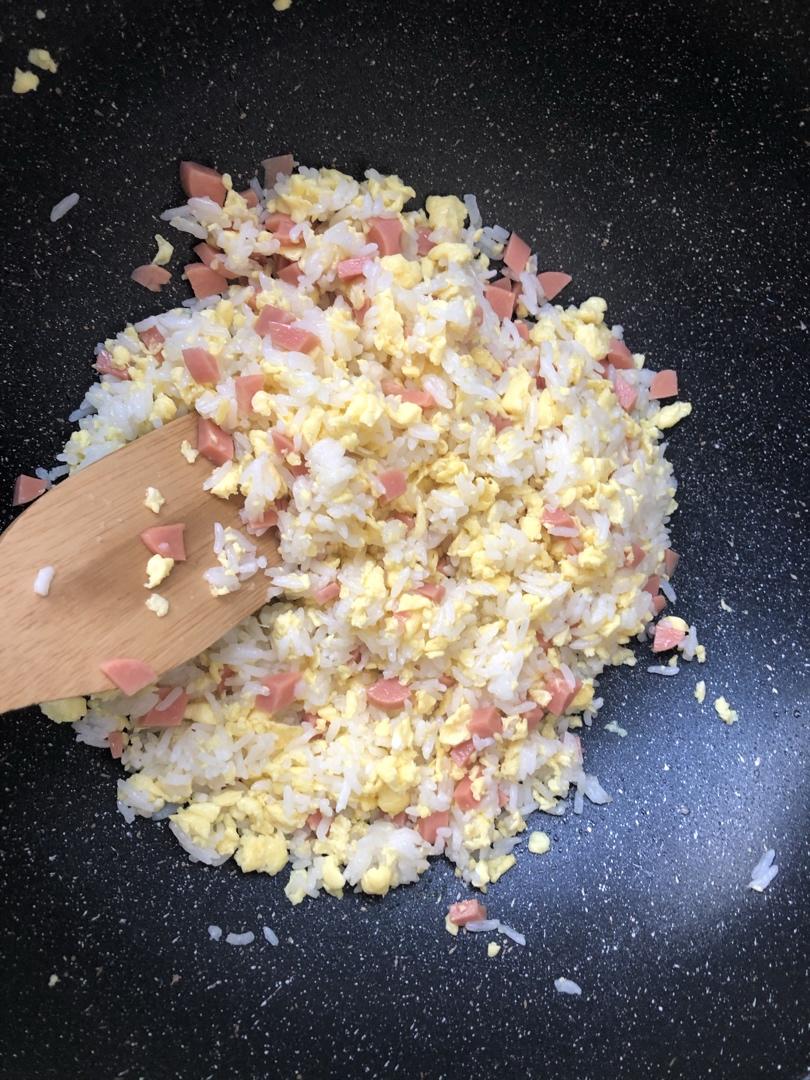 火腿肠鸡蛋炒饭