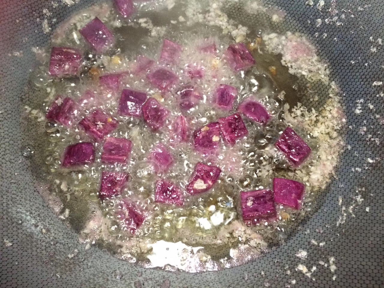 年夜饭宴客菜——紫气兆祥之紫薯脆香骨的做法 步骤4