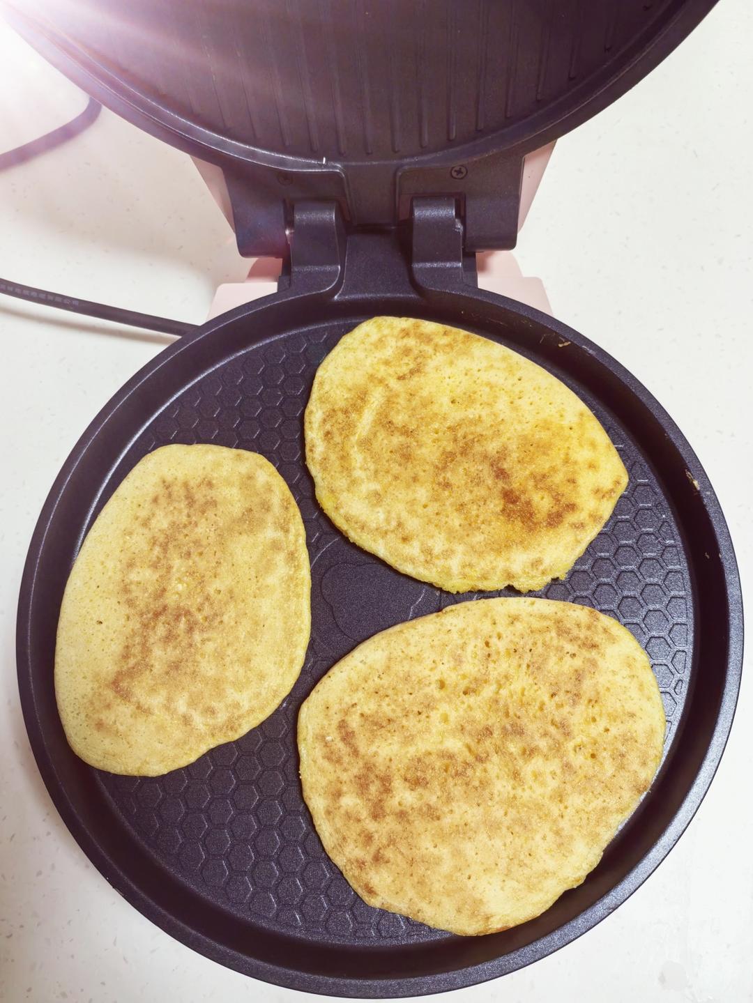 手不沾面做松软的玉米面小饼