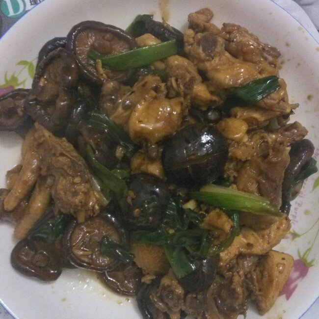 很下饭的爆炒香菇鸡腿肉