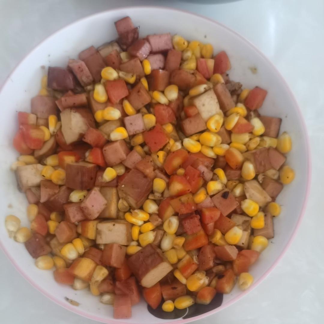 快手玉米鸡蛋干炒火腿丁