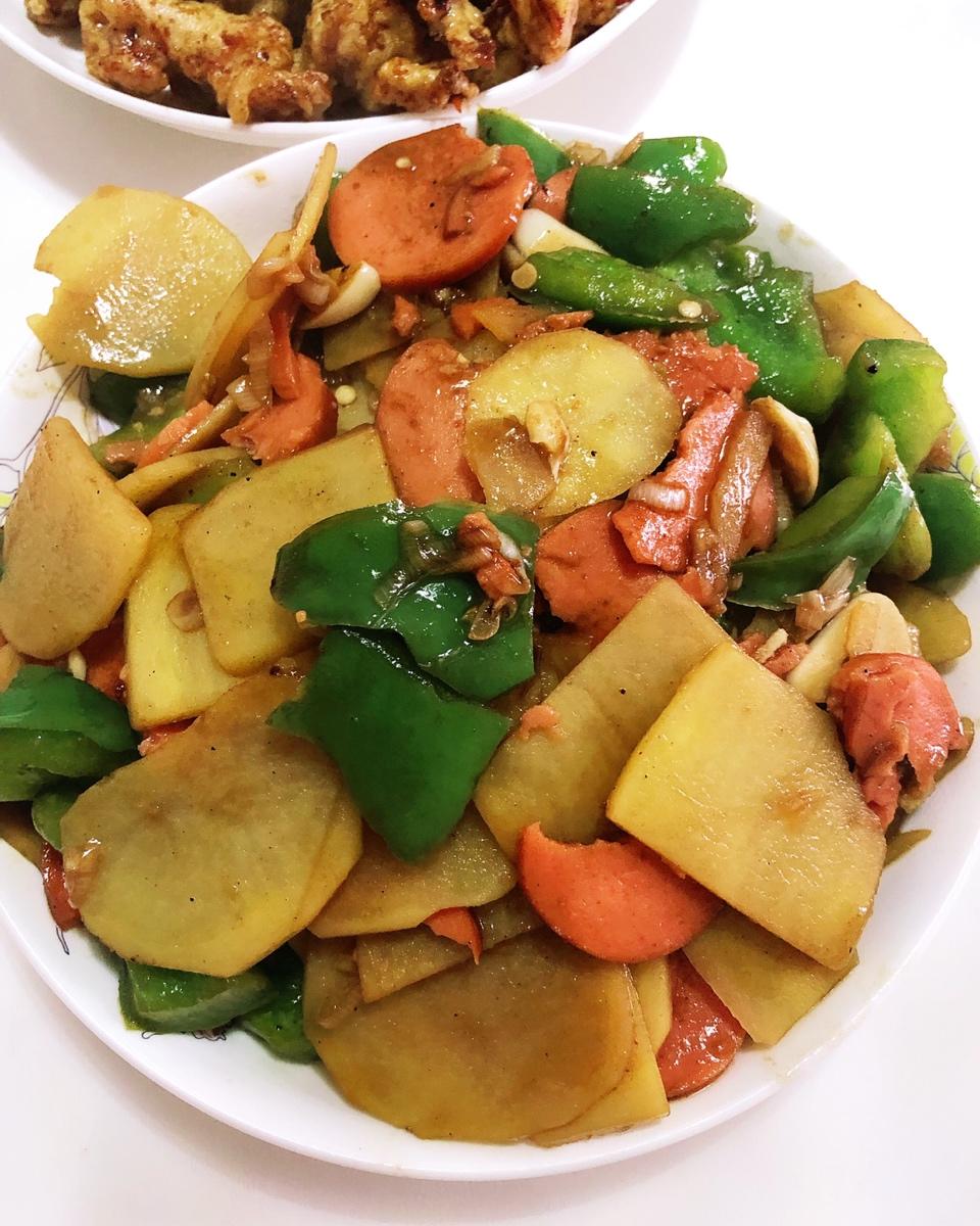 土豆炒香肠（快手美味小孩很爱）