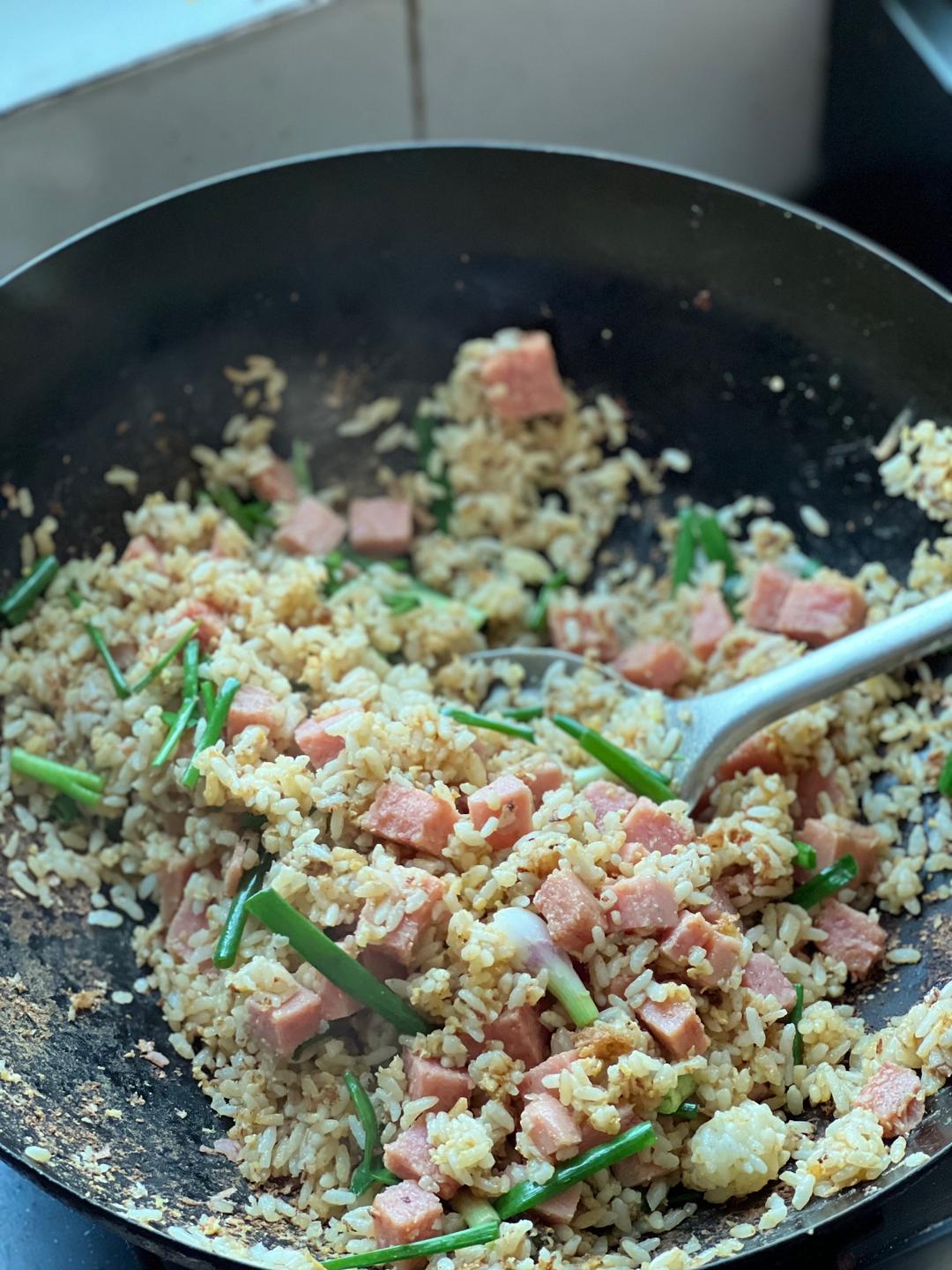 火腿鸡蛋炒饭的做法