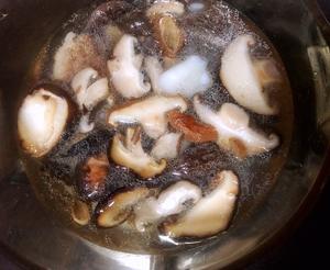 菌菇面筋菠菜肉丸汤 by wqy的做法 步骤3