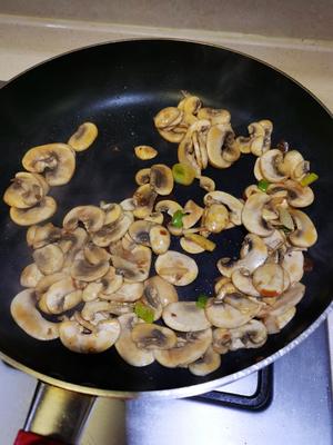超下饭的牛肉片炒蘑菇的做法 步骤7