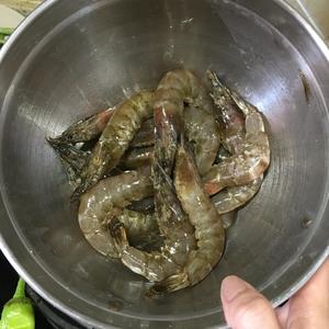 通菜（空心菜）炒虾的做法 步骤2