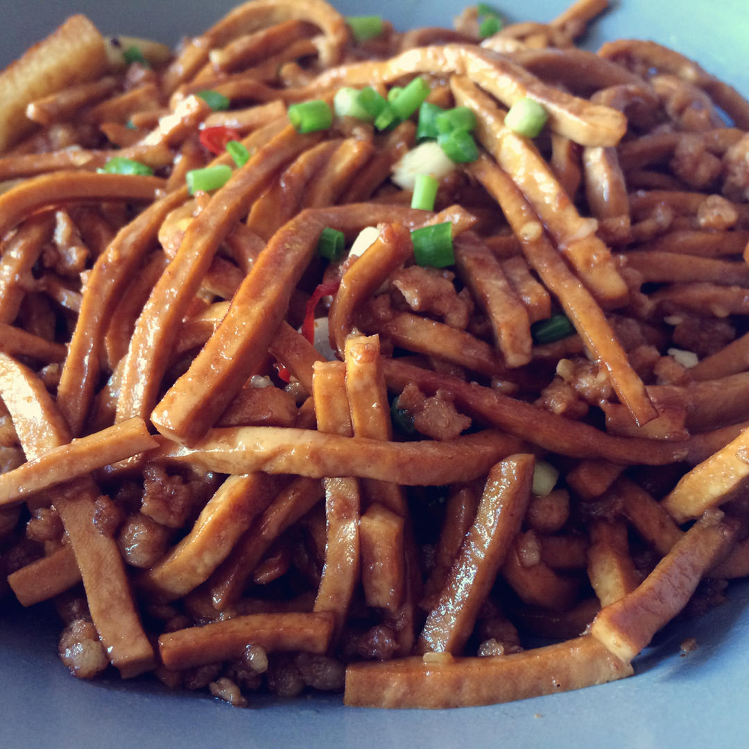 苏不饿做的青椒豆腐丝炒肉