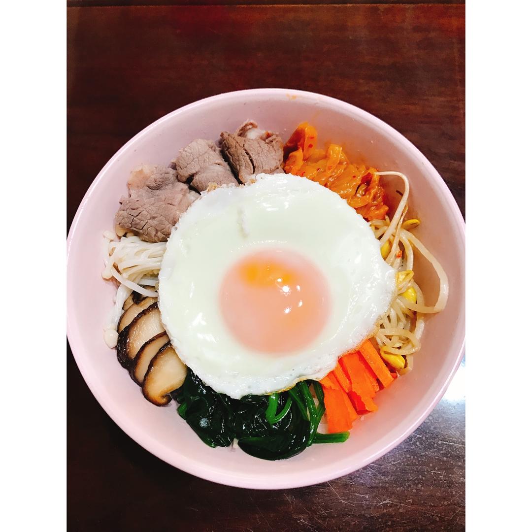 菜比饭多的韩式拌饭