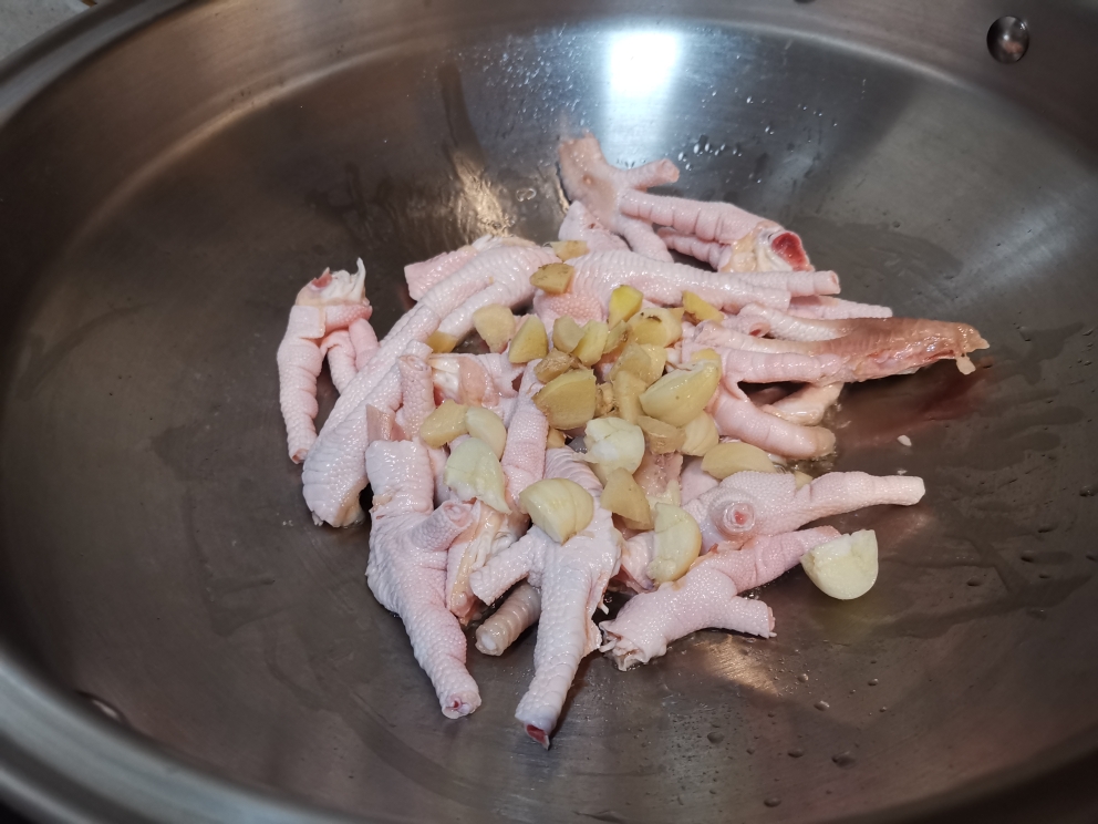 青豆烧鸡爪的做法 步骤3