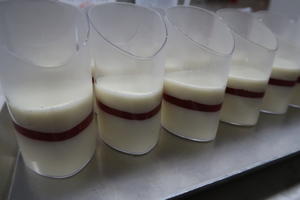 香草奶冻草莓🍓杯的做法 步骤7