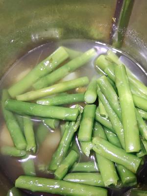 【樉樉的小厨房】颜色翠绿引人食欲法式芦笋浓汤 小美版的做法 步骤5