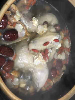 姬松茸红枣炖鸡汤的做法 步骤4