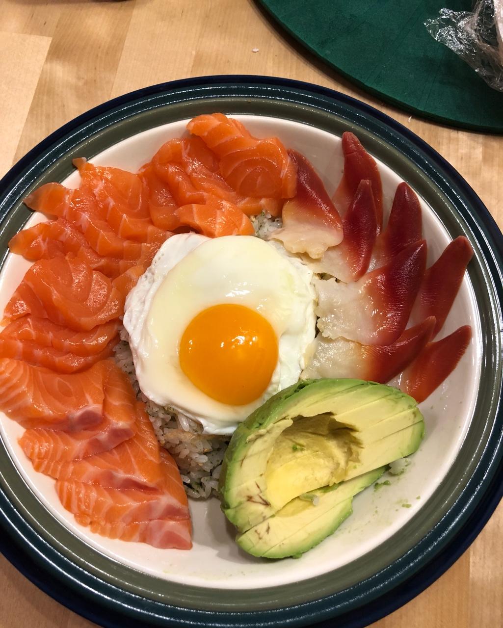 三文鱼牛油果盖饭，风靡夏威夷的Poke拌饭