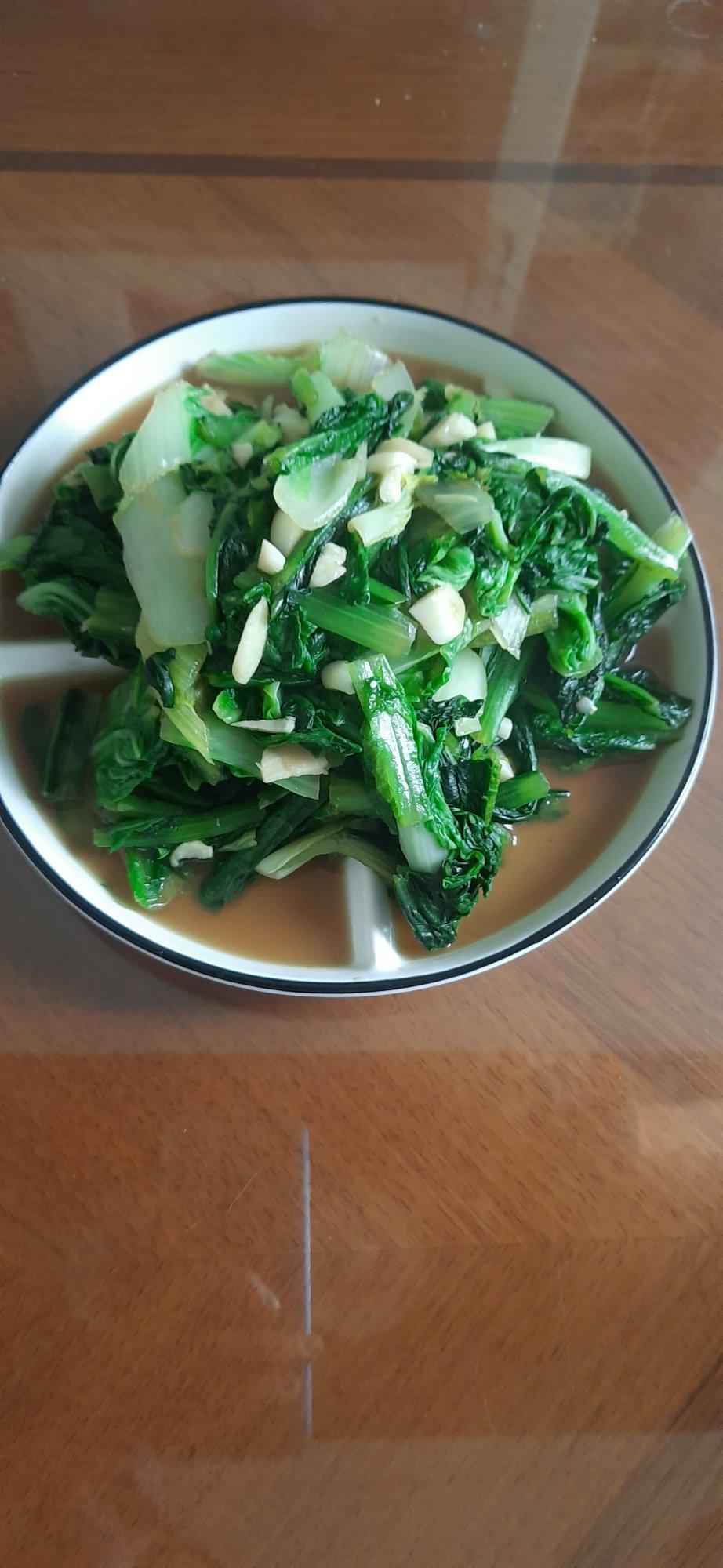 清炒小白菜，虾皮炒油麦菜