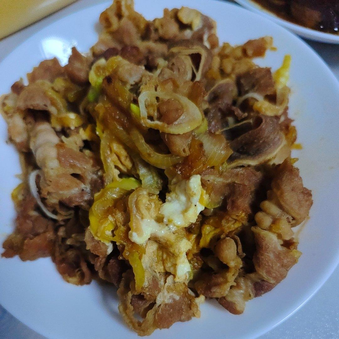 洋葱滑蛋肥牛卷/饭。一个人也要好好吃饭