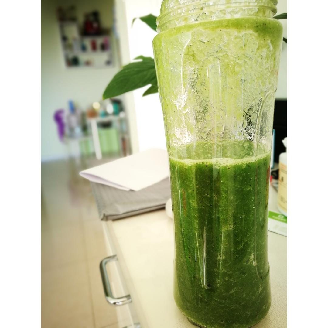 自制hey juice排毒果蔬汁。