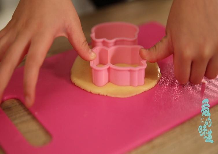 #爱的味道# Hello Kitty 饼干的做法 步骤11