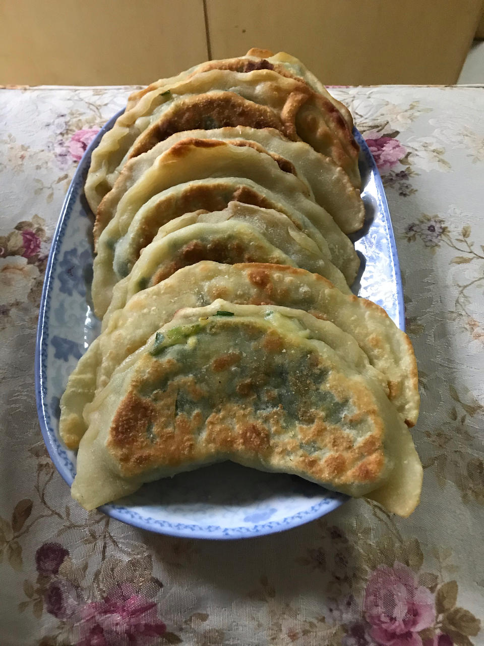 金黄酥脆的韭菜盒子