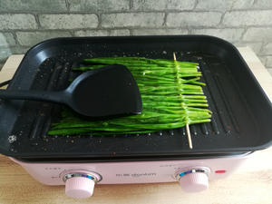 烤韭菜的做法 步骤6