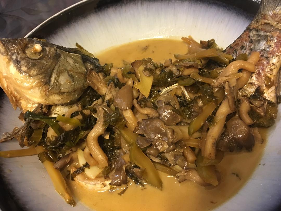 咸菜小平菇炖鲫鱼的做法