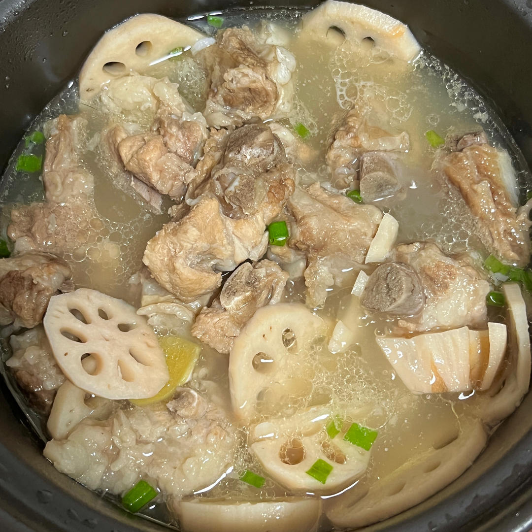 秋冬滋补——莲藕花生排骨汤（内附超香蘸料做法！）