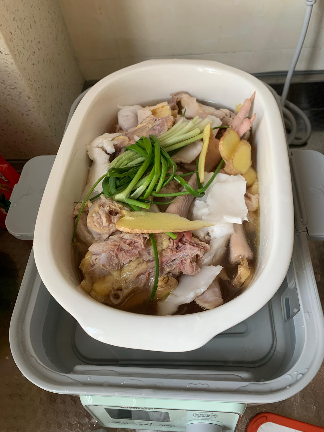 鲜甜鲍鱼椰子鸡汤【3月北鼎蒸炖锅食谱】