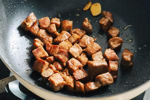 蒜香黄油茭白炒牛肉粒的做法 步骤4