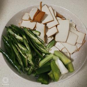 豆腐干青椒炒肉的做法 步骤2