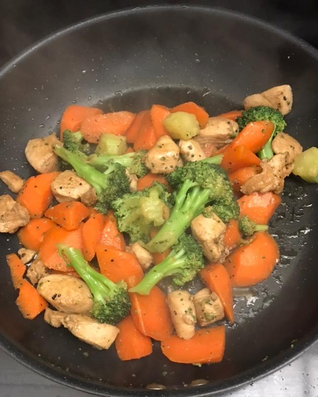 西兰花胡萝卜炒鸡胸肉