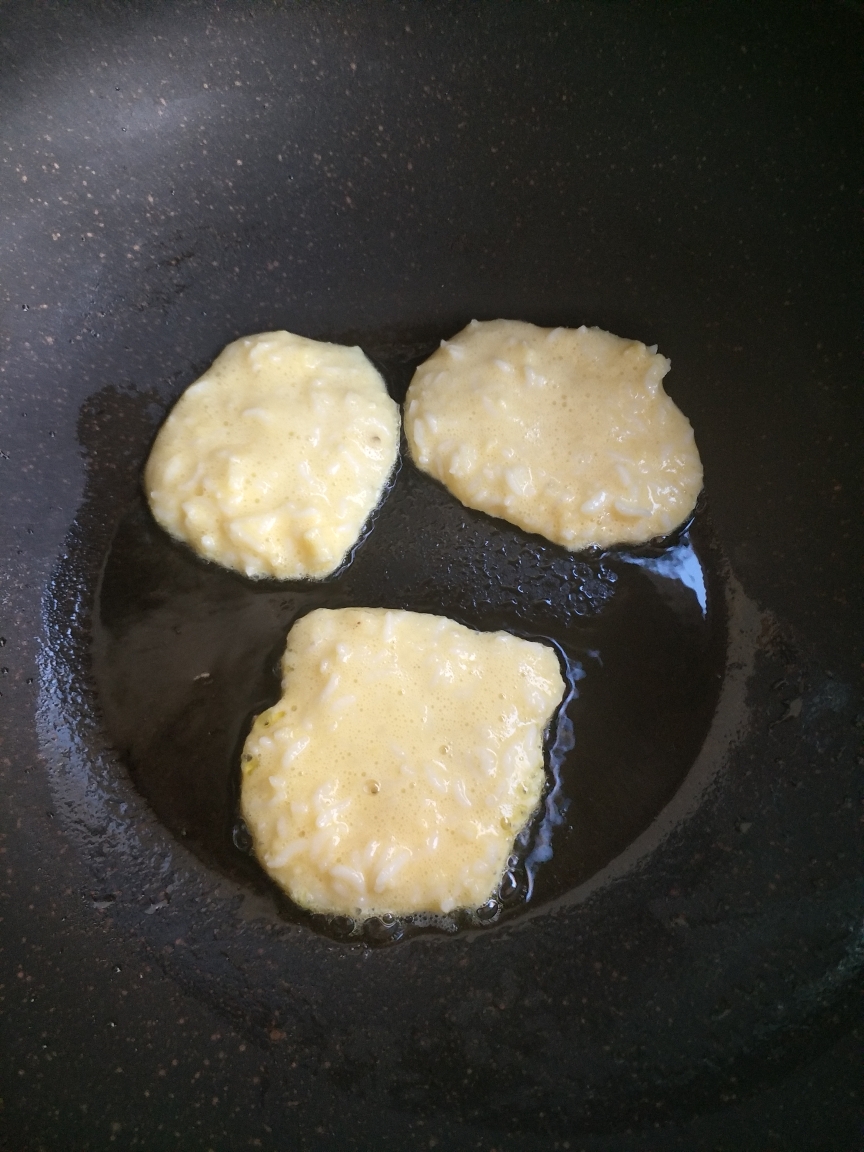 米饭鸡蛋饼的做法 步骤4