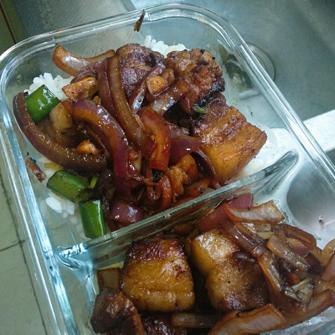 青椒洋葱土豆炖红烧肉
