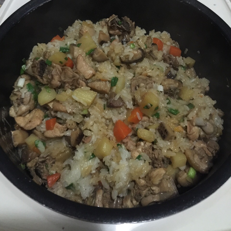 手机用户0236vw41做的电饭煲之香菇糯米鸡饭