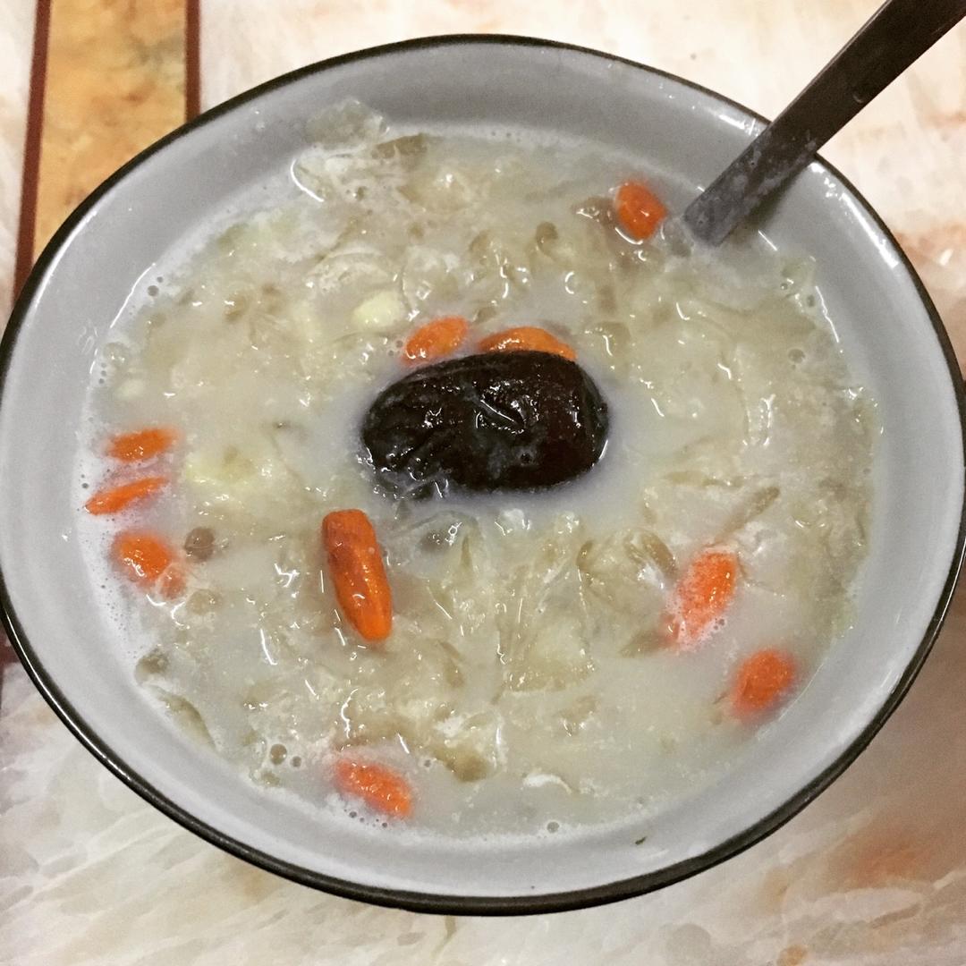 牛奶炖白木耳