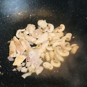 低脂牛奶蘑菇鸡肉意面的做法 步骤3