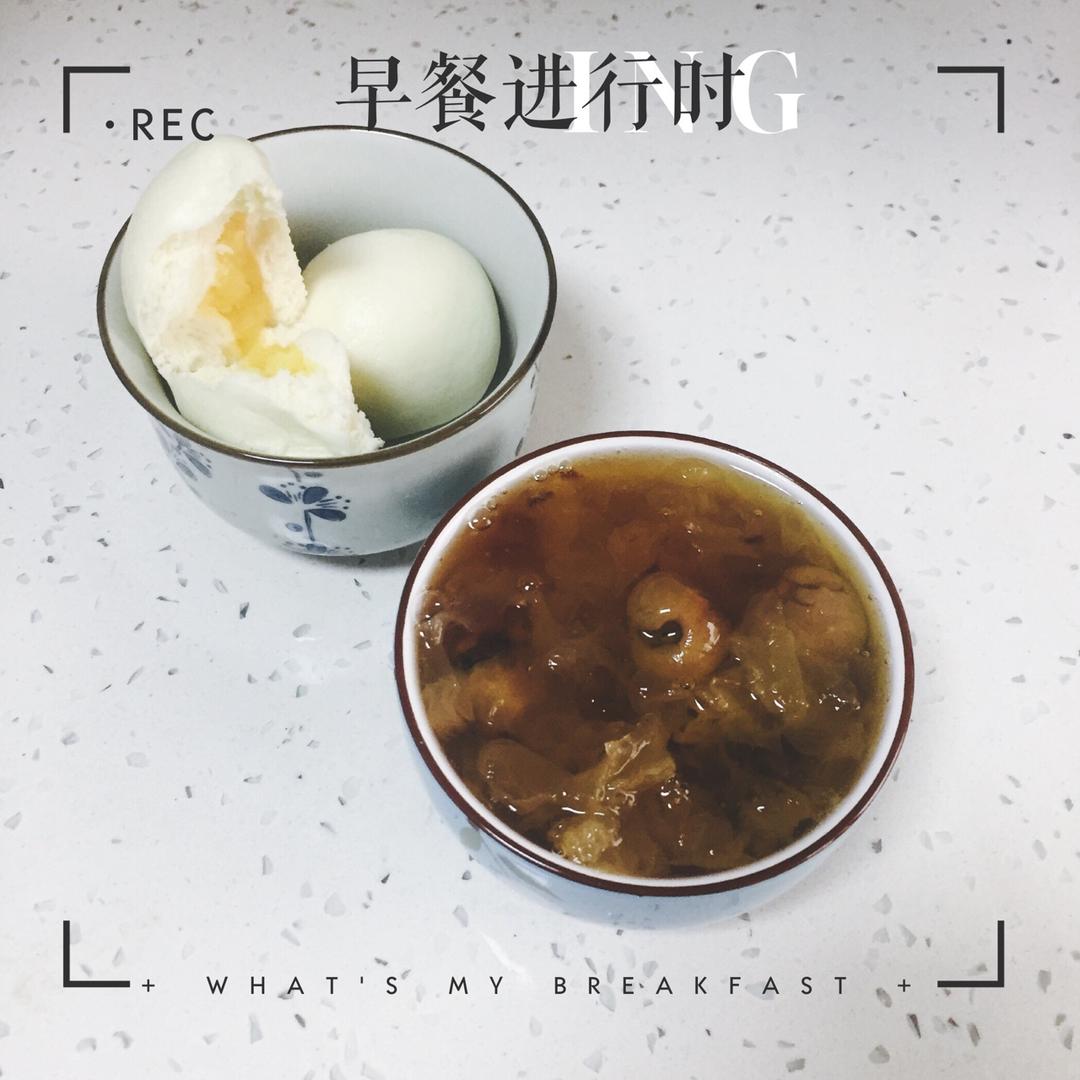 美容润肤 益气补血《桃胶皂角米百合银耳红枣羹》