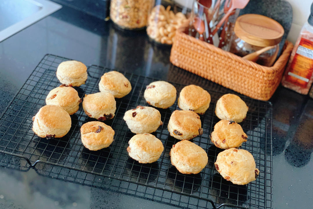 【视频】3分钟 奶油司康Scone(可能是世界上最快手的司康) 消耗淡奶油～