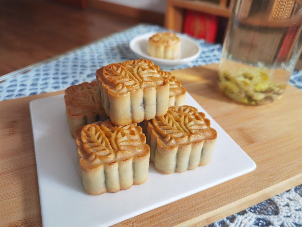 广式豆沙蛋黄月饼
