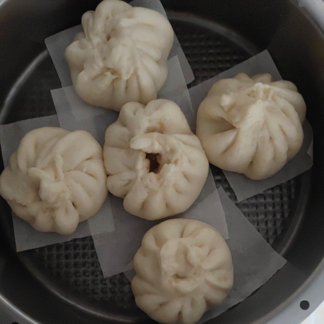 松软多汁肉包子
