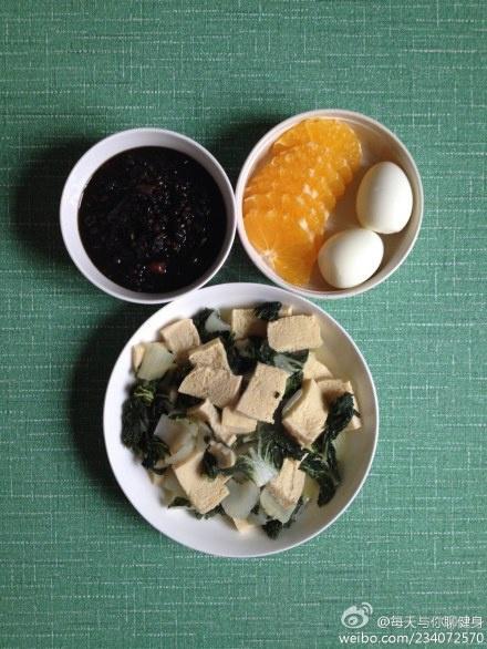 减脂增肌早餐-131012-奶白菜炖冻豆腐，养肾固元粥，水煮蛋，橙子的做法