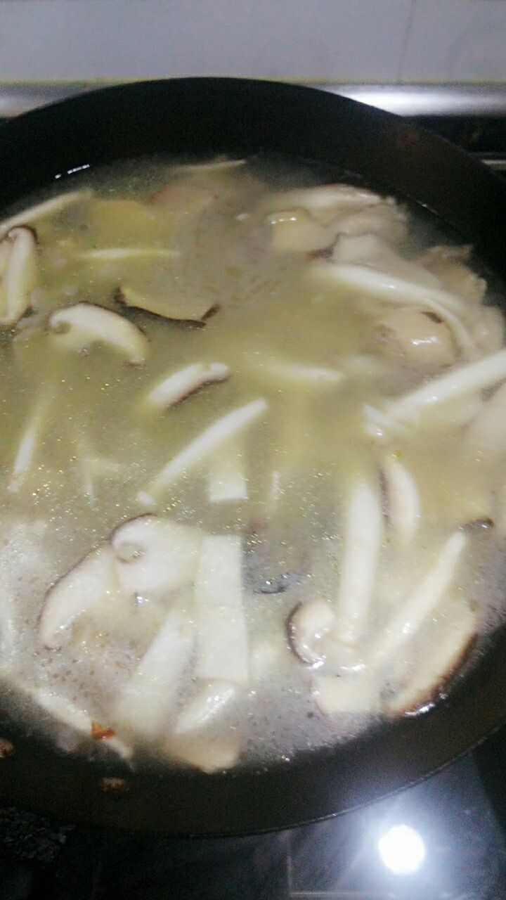 喵阿杪家常篇之鲜香菌汤的做法 步骤3