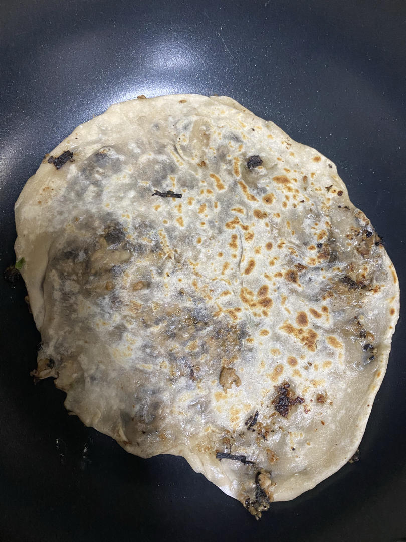 我做梅干菜肉饼最拿手，一口平底锅，不用油，饼又薄又脆肉香四溢