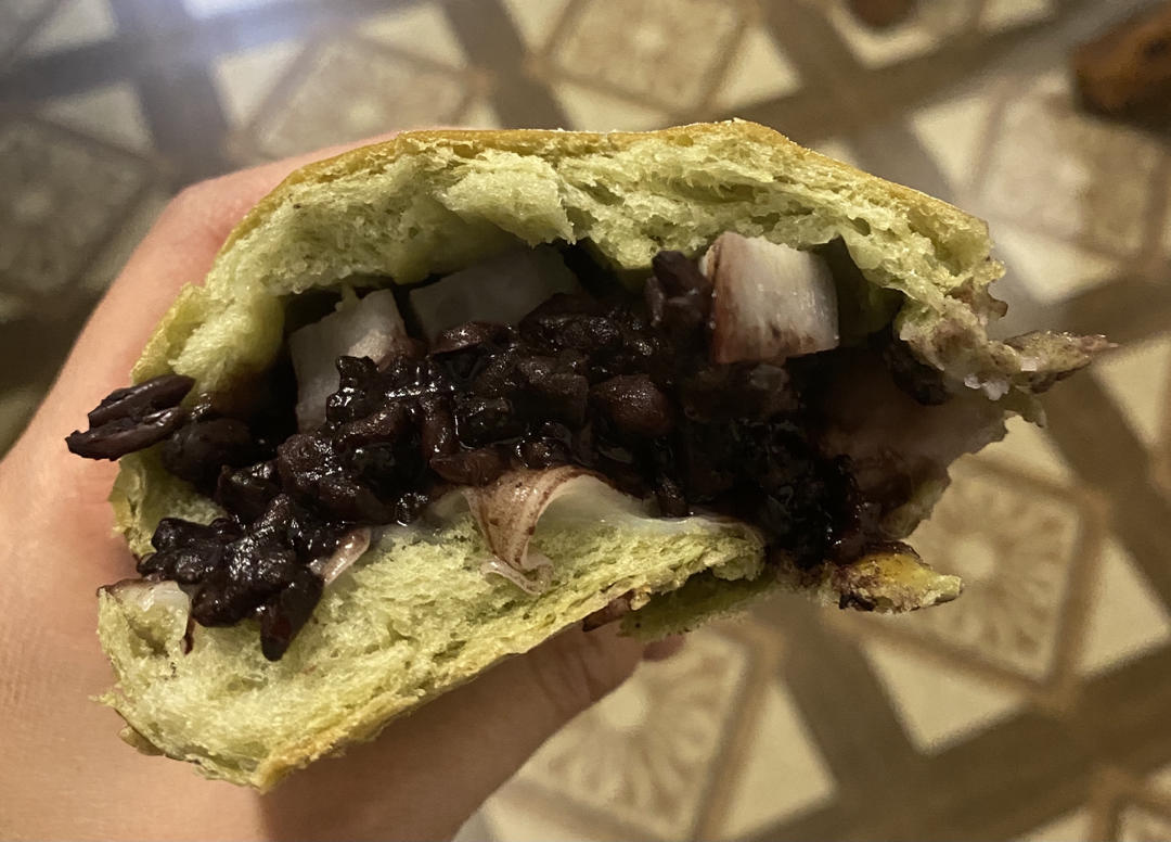 黑米红豆芋头软欧包