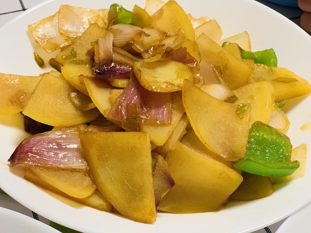 洋葱青椒炒土豆片